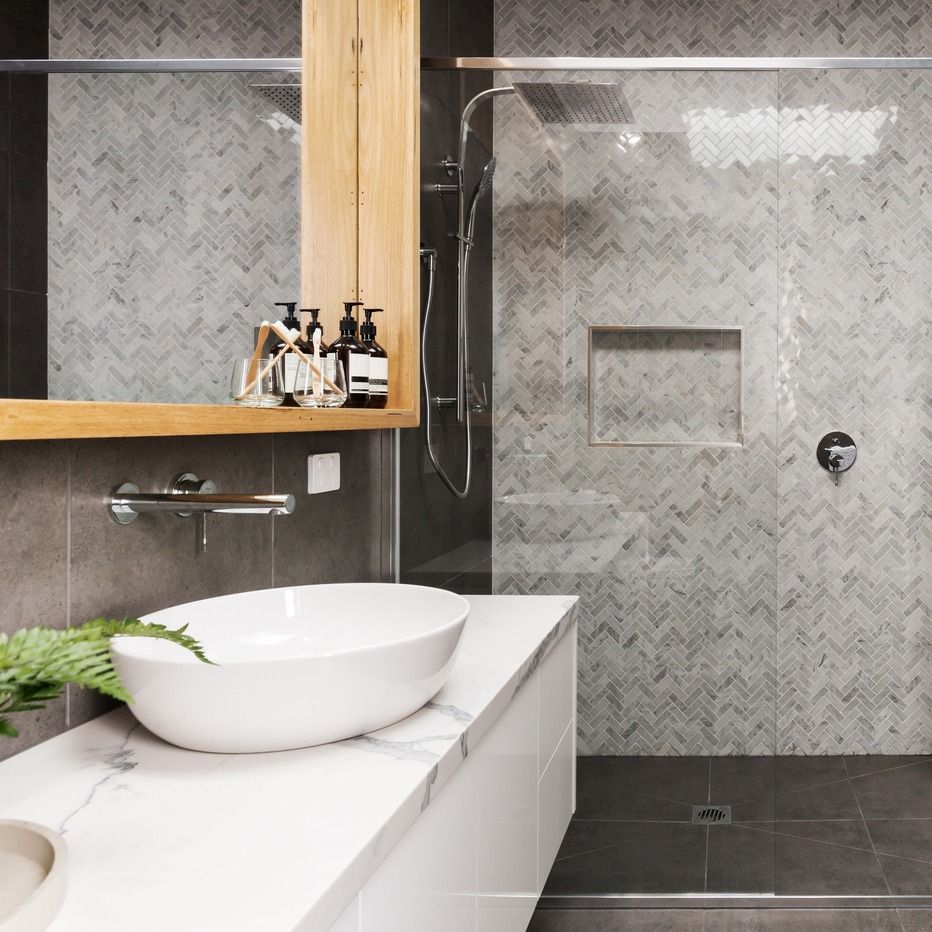 cuarto de baño con azulejo gris